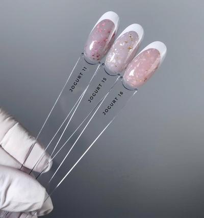 Paznokcie wykonane metodą dual form z użyciem yogurt gel – efekt bez piłowania